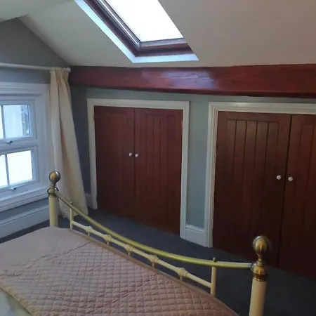 Stylish, Comfy Townhouse Heart Of Town